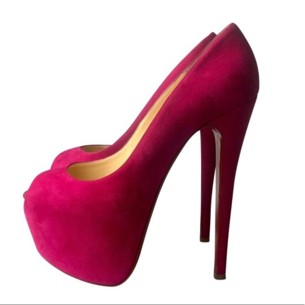 Sexy Christian Louboutin Pink Velvet pumps